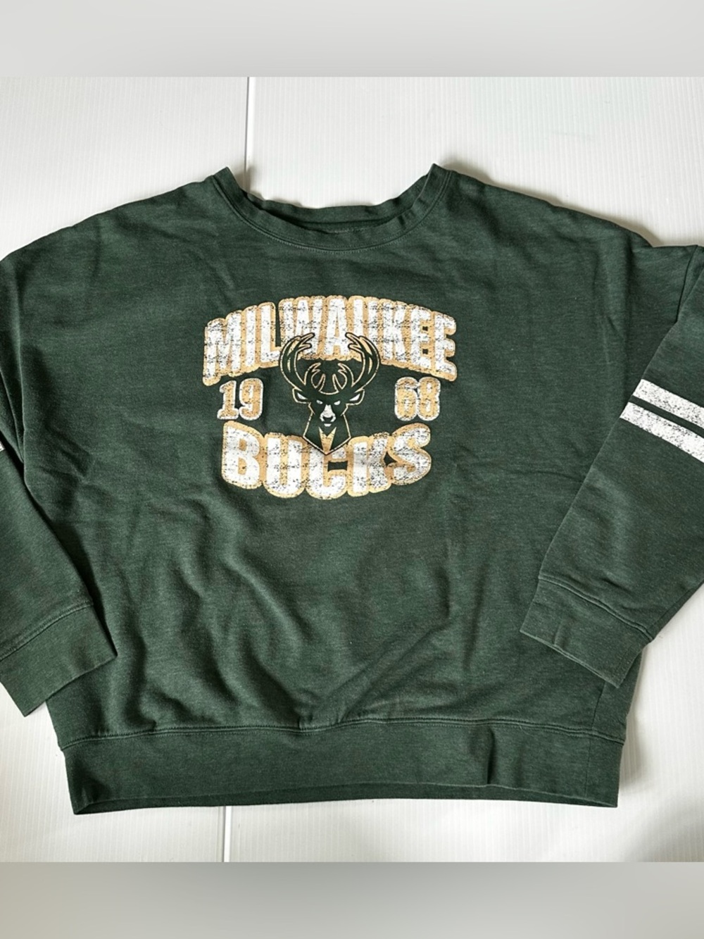 Milwaukee Bucks Women’s Crop Sweatshirt Medium